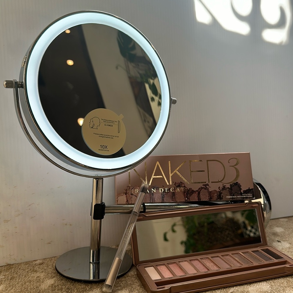 NWT Urban Decay 12 color palette & 10x lighted make-up mirror. Great gift set